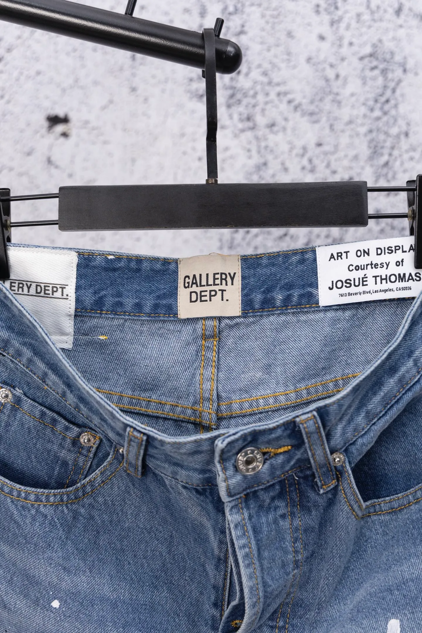 💰270 GALLERY DEPT.25ss new style splash-ink jeans, boot-cut trousers, denim + splash-ink, full of artistic sense! The trouser legs are spliced ​​with denim, creating a layered look, and the words "GALLERY DEPT." are super recognizable✨. High-density denim, wear-resistant and comfortable, perfect for daily wear or street style. Inspired by the classic elements of Helmut Lang, splashing ink is full of three-dimensionality. Pair it with simple tops or HL items to easily get a sense of avant-garde fashion! Gallery Dept. targets the global fashion pioneer group aged 18-35 and positions itself as a "high street art trendy brand". Cultural symbol output: Through endorsements from stars such as Virgil Abloh, Jennie, and Justin Bieber, the brand’s benchmark status in the hip-hop and fashion circles is strengthened. Size: 28-34 Color: Gray Blue